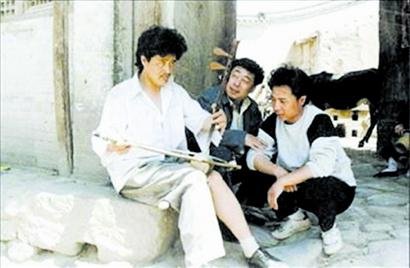 赵本山|赵本山香港演出回来烫了头发,鹿皮大衣当袄买,土到倪萍不好评价