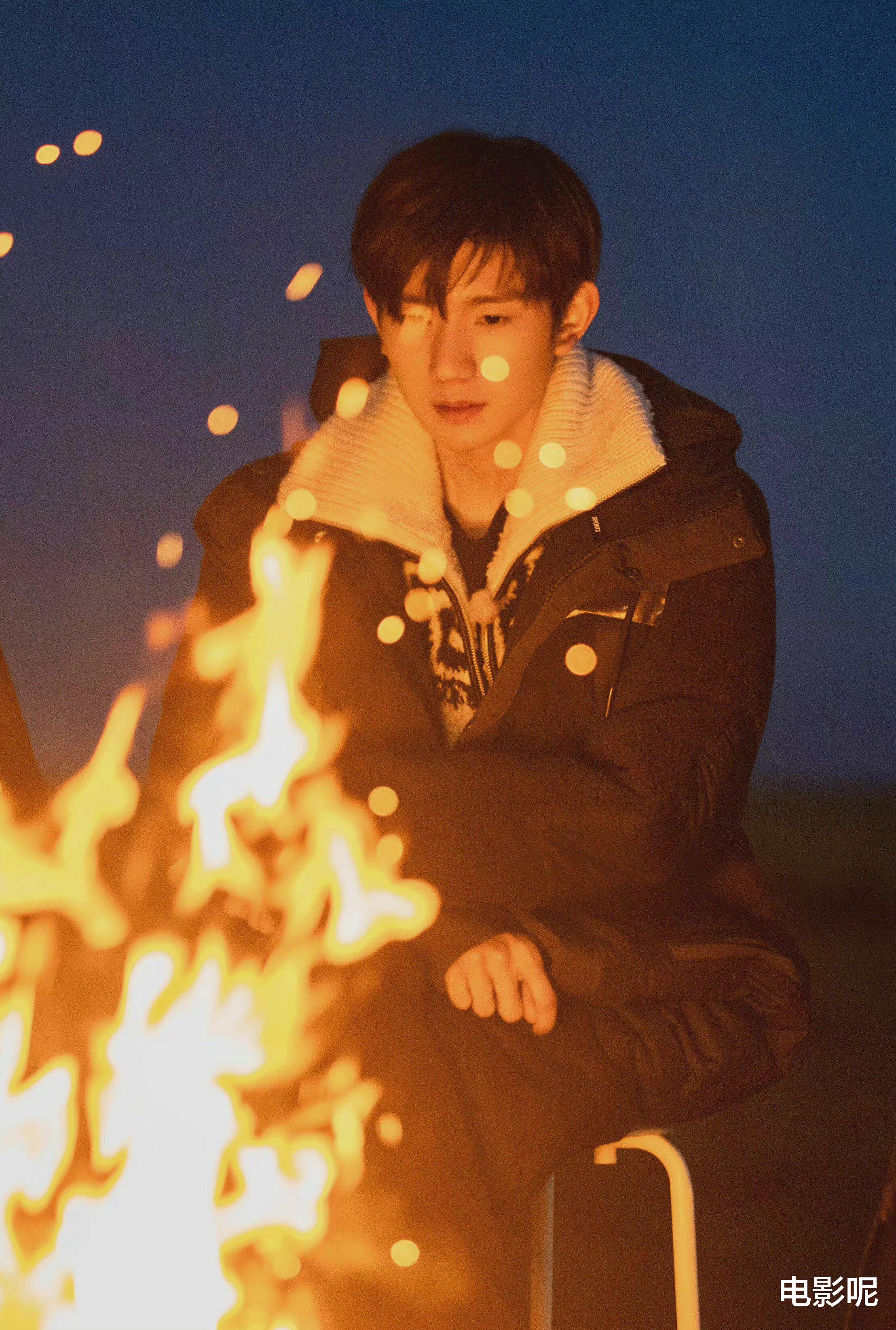 王源|王源素颜为老师录制视频，正能量王源也在逐步成为时代的印记