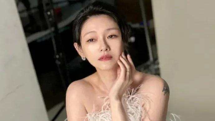 大S|大S真的老了，光看手就知道了，又干又枯只剩下皮包骨了！