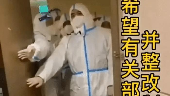 女子穿内衣遭“大白”踹门，强制抓人隔离，人性何在？