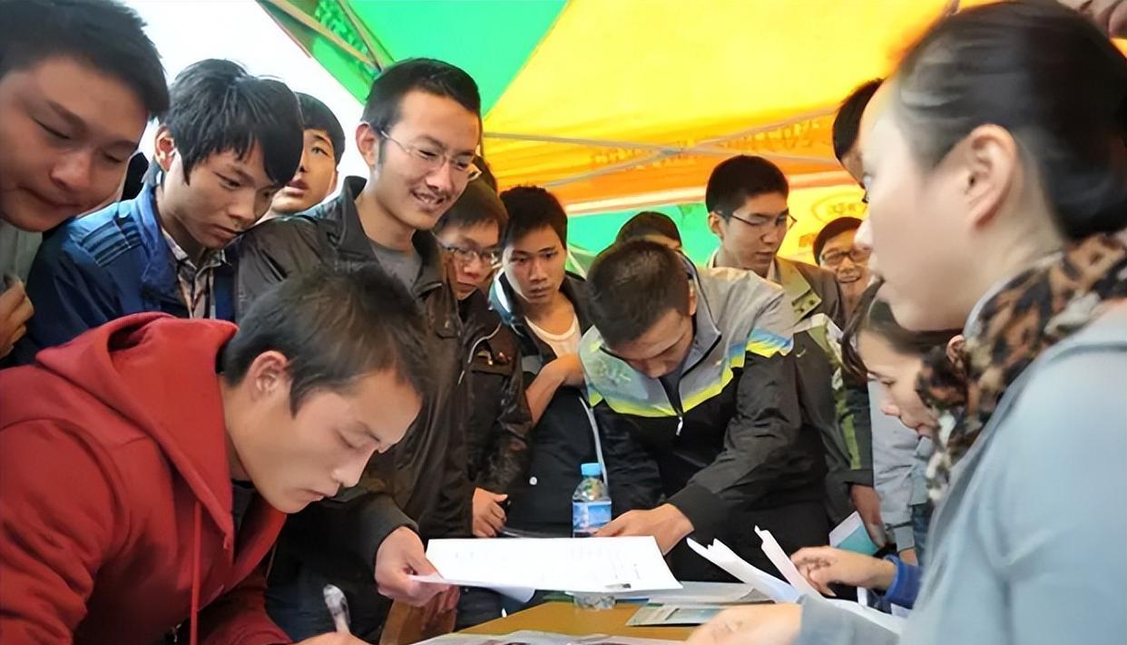 求职|211女硕士求职受阻,含泪坦言:后悔选择此专业,可惜了高考成绩