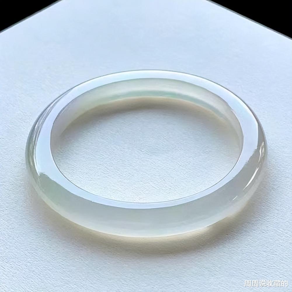 翡翠手镯|你买翡翠手镯是喜欢种好的，还是喜欢颜色鲜艳的？