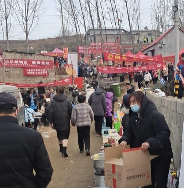 拉面哥现状：面摊升级开张，装修精致像农家院，被嘲人气不如当初