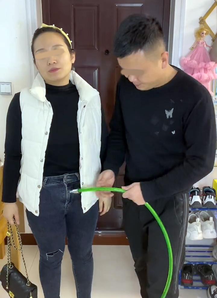 女子参加同学会被丈夫锁裤子,气得翻白眼,同学里有锁匠怎么办