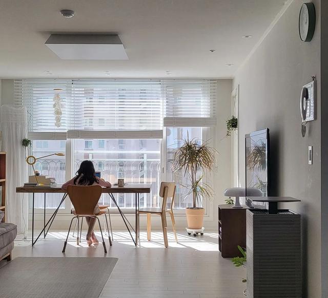 不追求花里胡哨,客厅丢掉茶几、电视柜,100入住5年,宽敞舒适