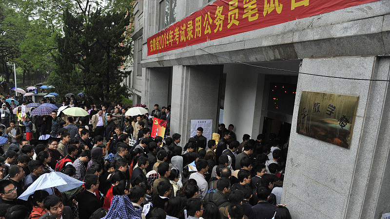 国企|在公司工作10年，能轻松混日子混薪水，你选择辞职还是安于现状？