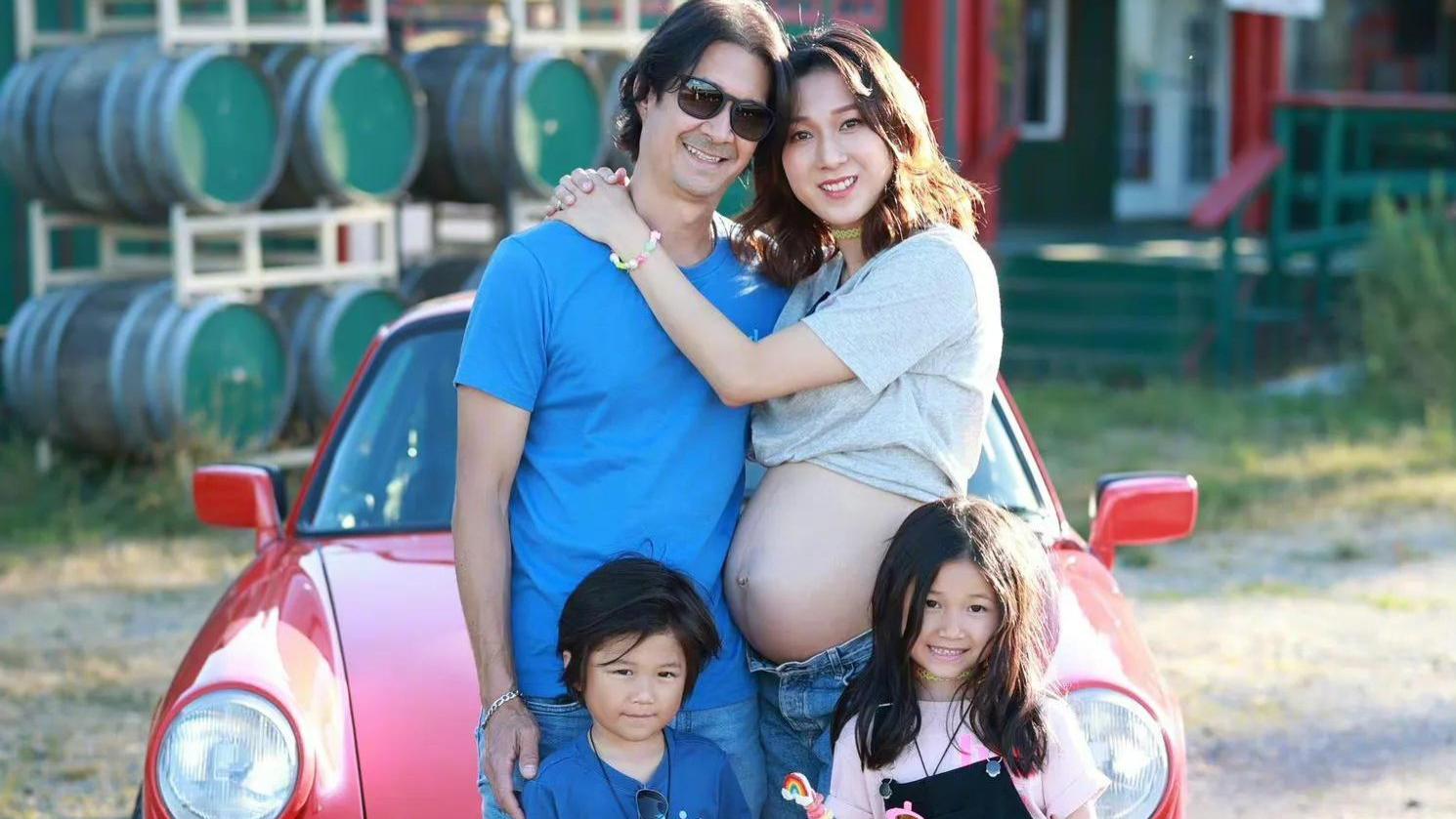 钟嘉欣|钟嘉欣晒全家福，期待升级五口之家，挺孕肚单手抱儿子大展妈妈力