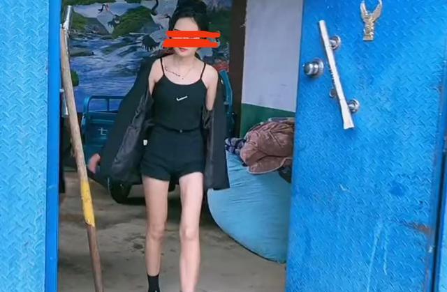 女子相亲失败,被邻居大妈嘲笑嫁不出去,拿起铁锹就要找大妈算账