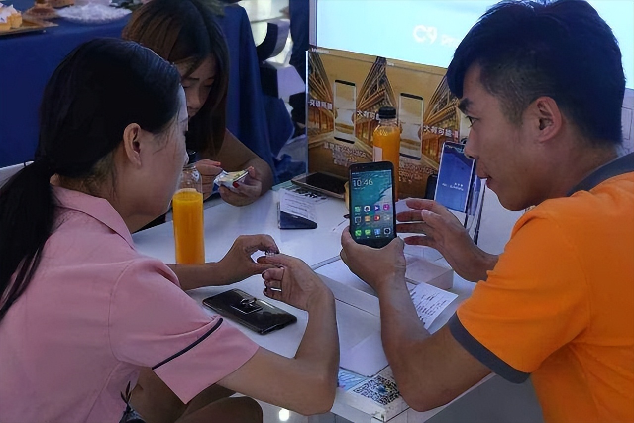 苹果|手机应该在网上买，还是去实体店买？店老板不小心说漏嘴了