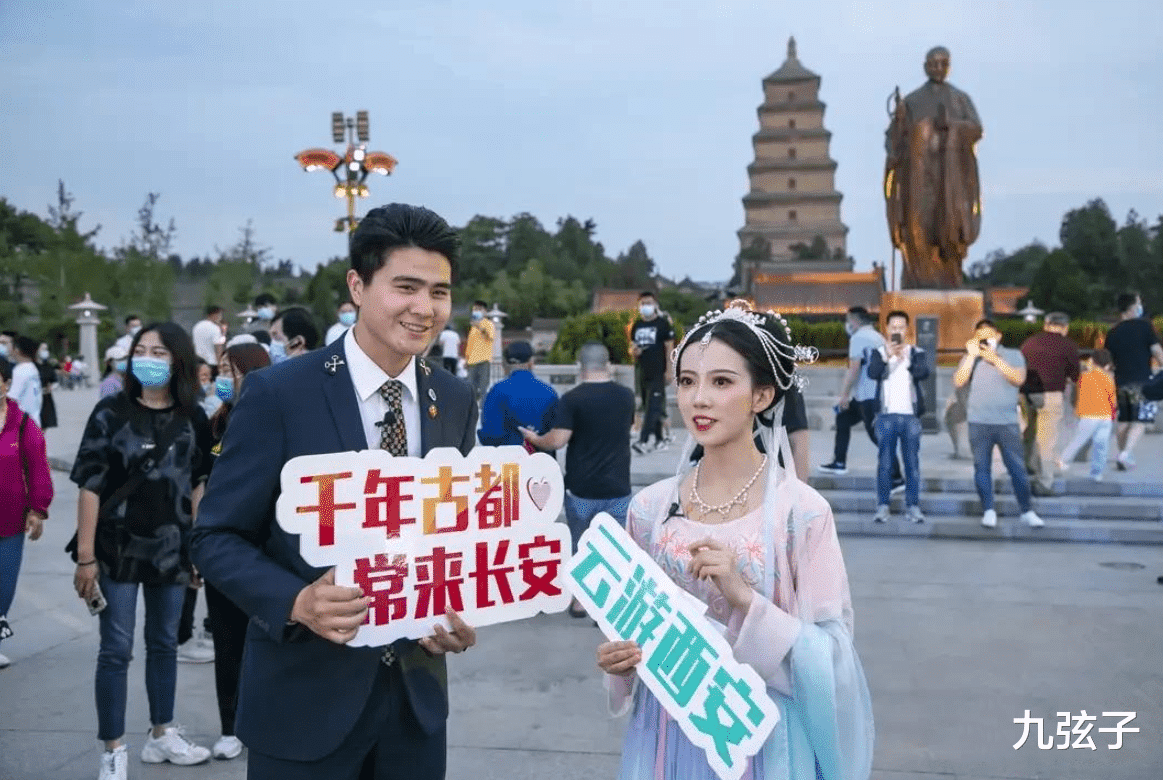 冯佳晨|一人不倒万人倾倒的“皮卡晨”:带火一座城、嫁富二代,爆红后今如何?