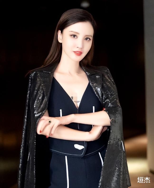 “总裁夫人”张萌:公司市值13亿,坐拥上亿别墅,吊灯能买一套房