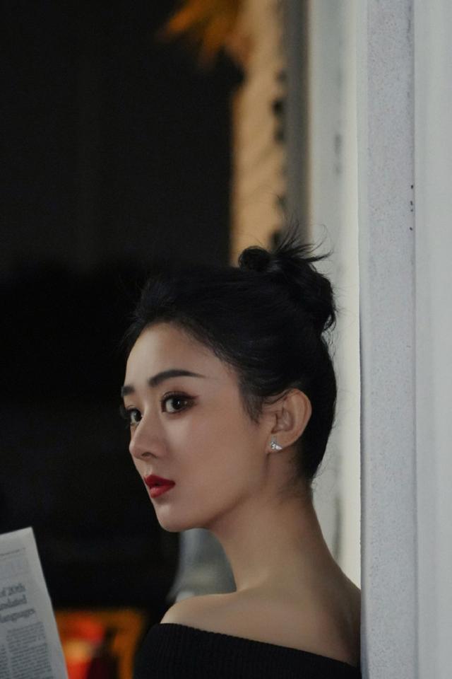 赵丽颖|赵丽颖晒湿发美照,怼脸自拍甜如少女,眼神灵动活力满满