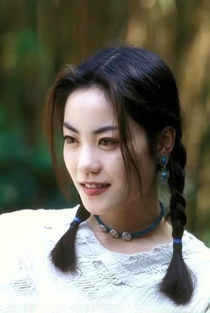 谢霆锋|谢霆锋直播女伴意外露脸，长相清纯撞脸年轻时王菲