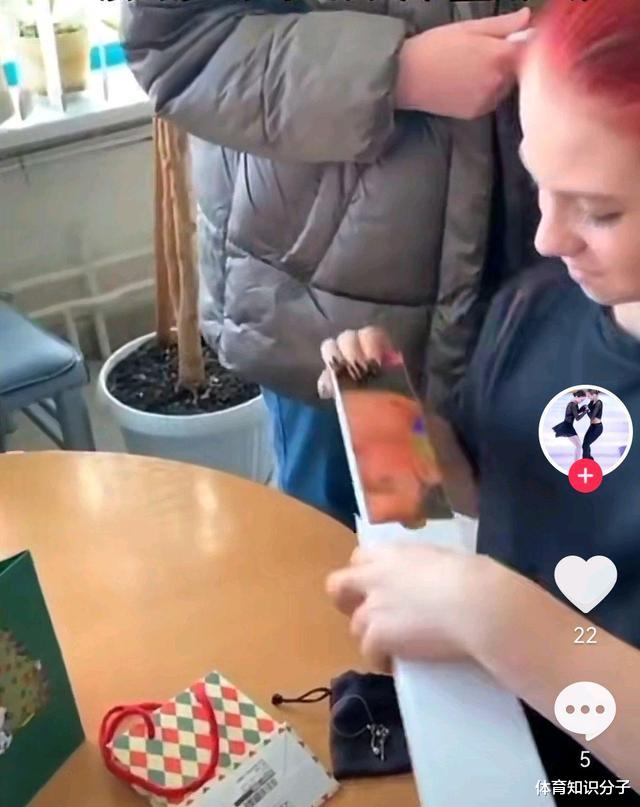 莎莎|又有人送礼了！特鲁索娃收到礼物心情大好，莎莎拆开盒子一脸惊喜