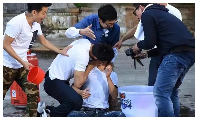 欧阳娜娜|强吻、撩汉、乱认爸爸，这些明星没有分寸感，还是借机“耍流氓”