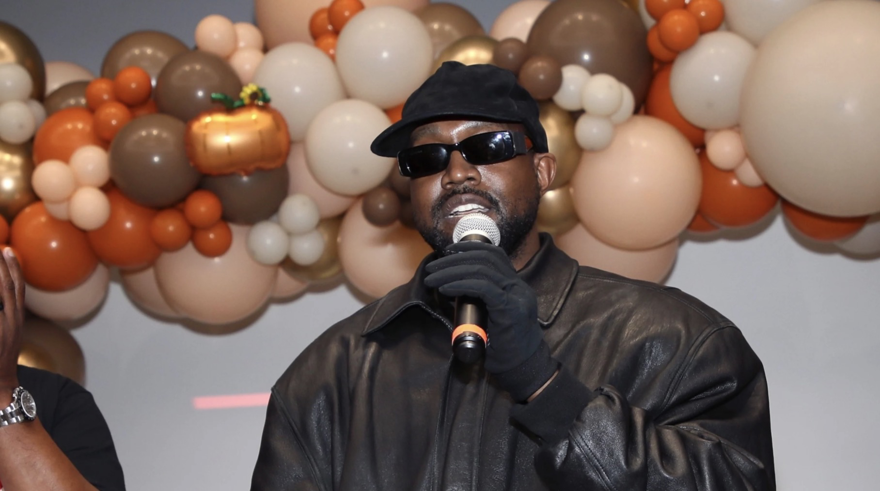 侃爷|侃爷有新欢却不忘前妻，新歌歌词醋意满满，声称要打卡戴珊新男友