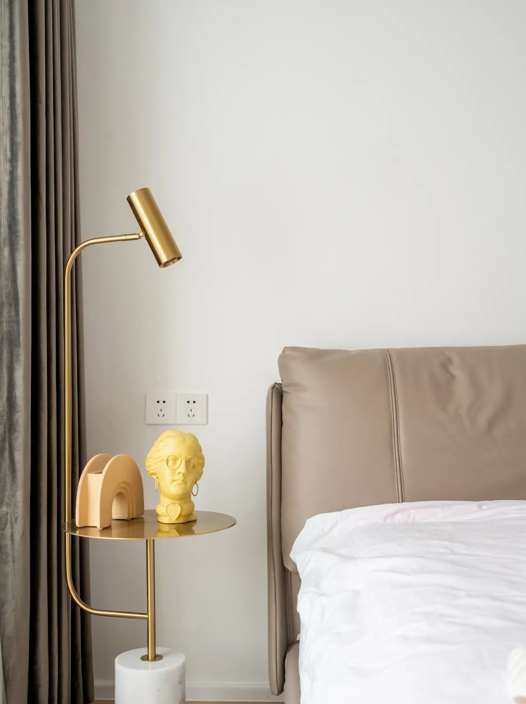 床头这样设计,连床头柜都省了,真是太好用了!