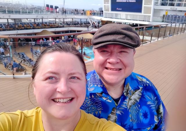 设计师|美国一对50岁夫妇卖光家产,退休后住游轮上:比房贷便宜的多