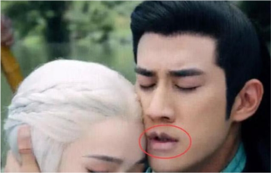 粉底 女星离开了美颜会怎样?卡粉浮粉妆容斑驳,网友:高颜值都是修出来的?