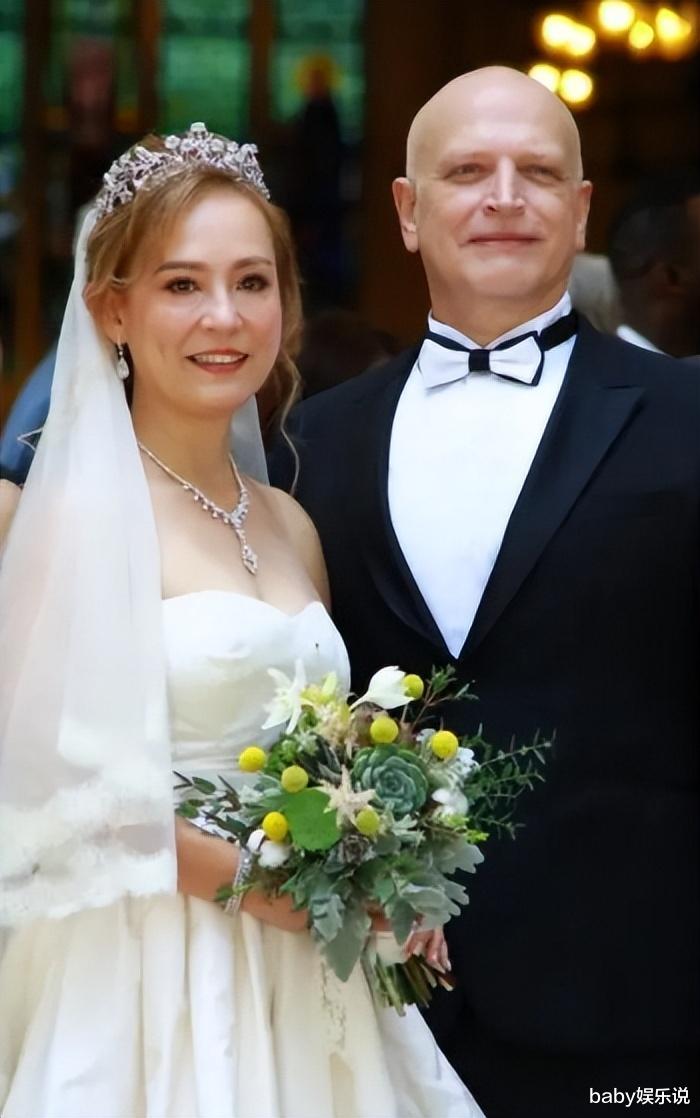 翁静晶|在刘家良葬礼上哭到昏厥的娇妻,转身嫁进赌王家,如今怎样了