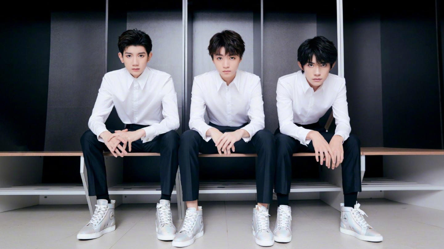 贺峻霖|还有三个多月成年的贺峻霖，他好像知道自己露额头会很帅气