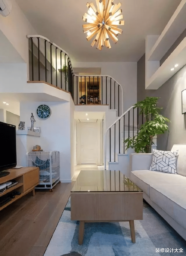 55平loft公寓有两间卧室，阳台榻榻米还能当一间房，优秀！