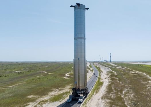 SpaceX使用巨型机械臂在发射架上安装超重型助推器,最终测试开启