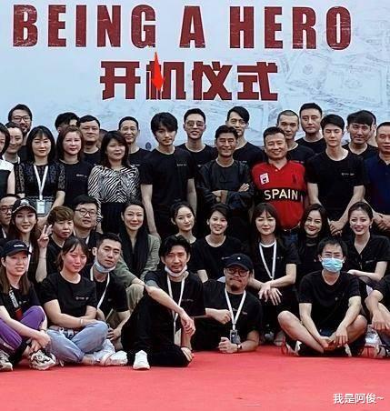 陈晓|陈晓新剧开机晒合照,体型娇小引人注目,网友:“晓”鸟依人