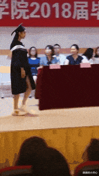 万梓良|为老不尊?万梓良商演紧搂伴舞不撒手,女生满脸嫌弃拒不配合