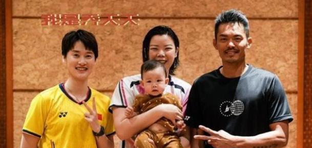 林丹|梦幻联动！前国羽一姐晒与陈雨菲林丹合影，怀中女儿小耳朵太抢镜