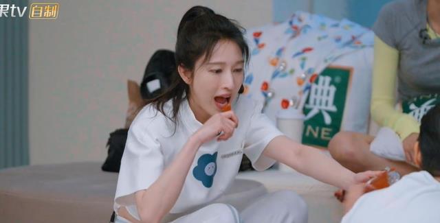 张俪|张俪、王紫璇互相不嫌弃，美女形象碎一地，胡杏儿、齐溪吃瓜看戏