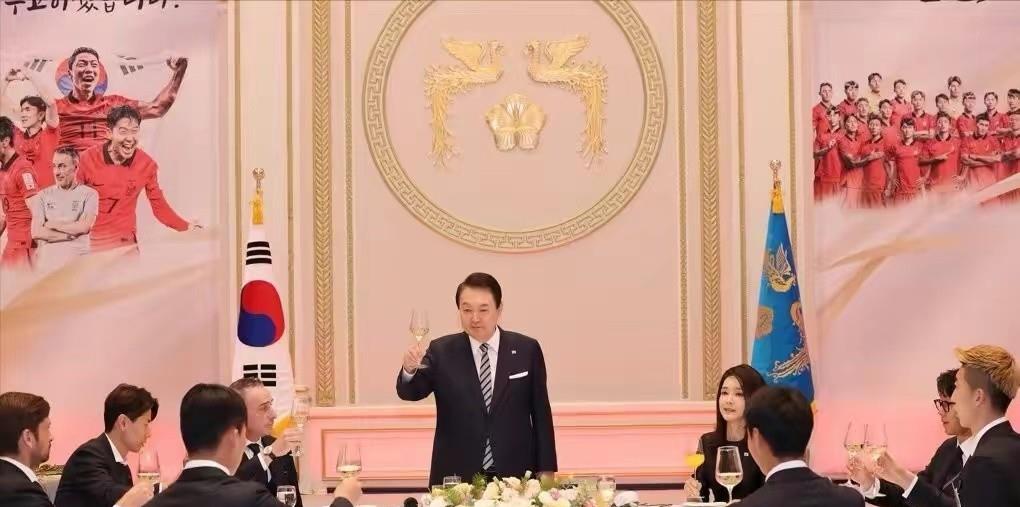 小黑裙 韩国总统夫妇为国足设宴！美貌夫人穿小黑裙又惊艳了，为孙兴憨敬酒