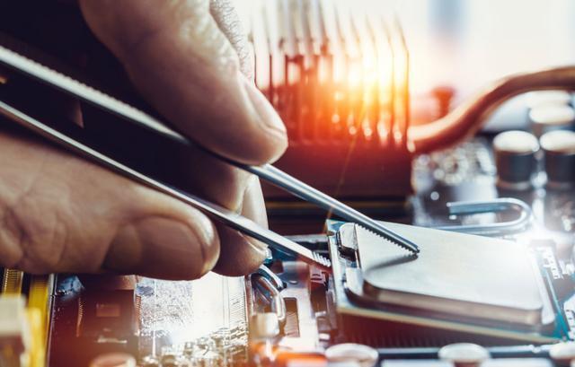 粉色|美国欲断供14nm光刻机,业内人士表示此举除了“吓唬人”,意义不大。