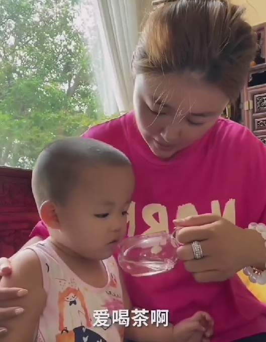 乡村爱情|唏嘘！娇娇直播卖茶叶，让2岁女儿喝银针茶，专家：儿童不宜喝茶
