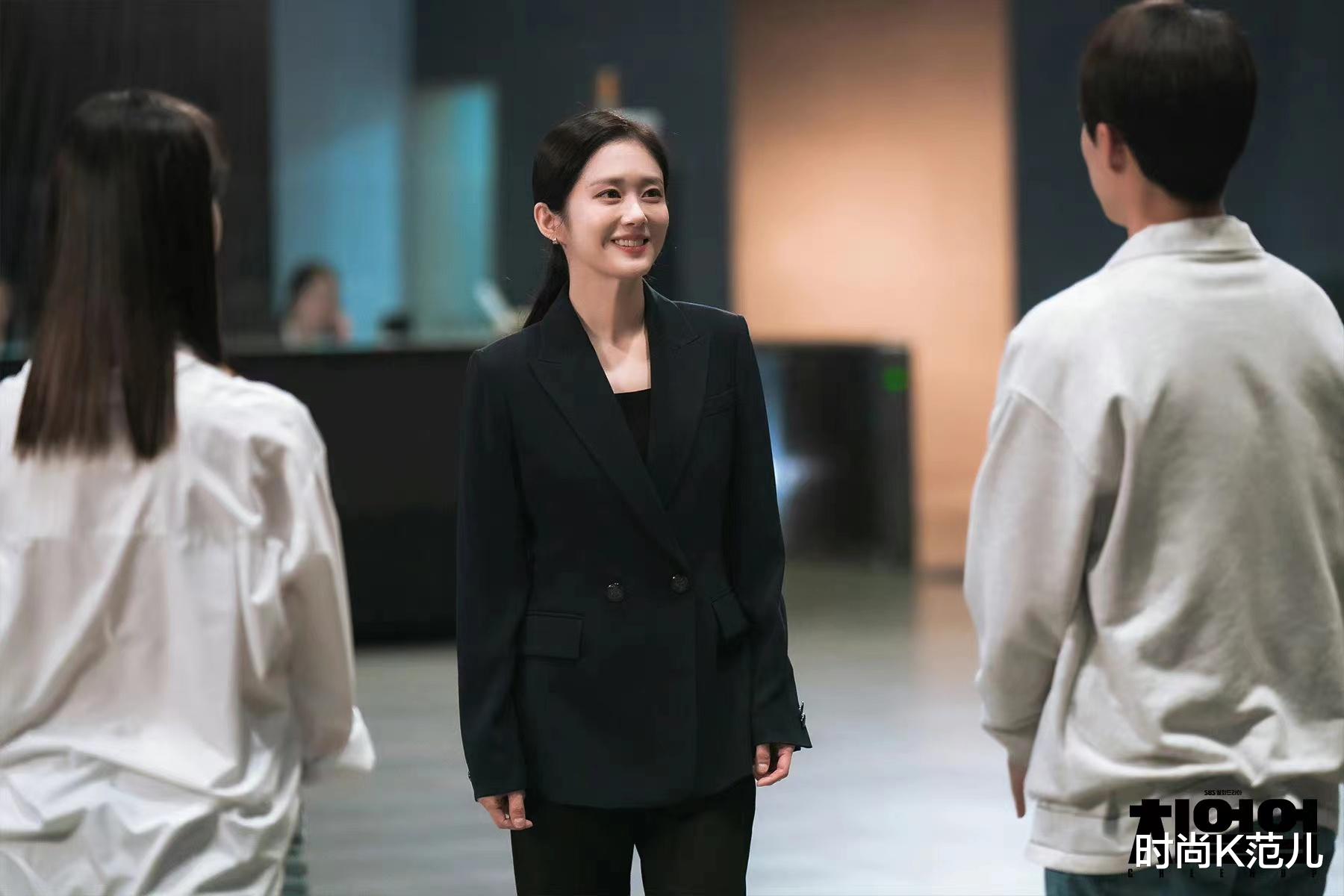 西装|张娜拉客串韩剧《Cheer Up》,穿一身黑色西装,优雅又干练!
