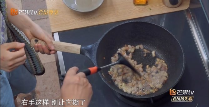 黄磊|黄磊对张子枫说：“妹妹过来，帮我炒一会儿菜。”