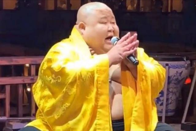 弥勒佛|真人版“弥勒佛”成网红后，被富婆花高价请回家，现状令人唏嘘