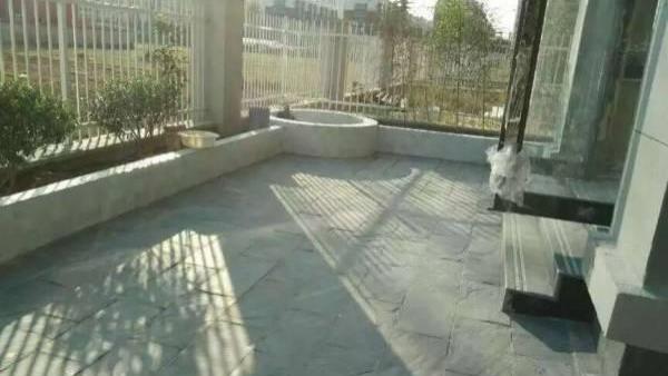 买一楼会被笑？！开发商直接赠送50平大院子，糙汉子在里面种满花