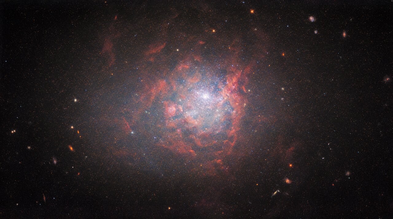 哈勃望远镜捕捉到星爆图像，恒星正在形成？