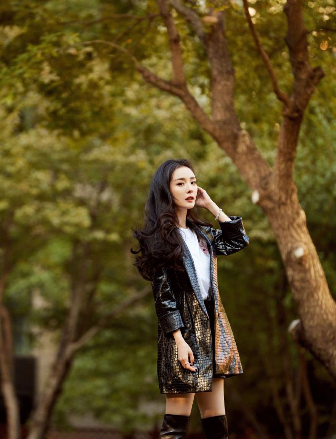 杨幂|美图大赏:北电校庆的杨幂 全身上下都是黑色元素,你知道吗