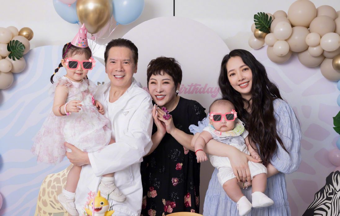 萧敬腾|向华强夫妇与萧敬腾聚会，萧敬腾卖力为干爹演唱，近照酷似向佐