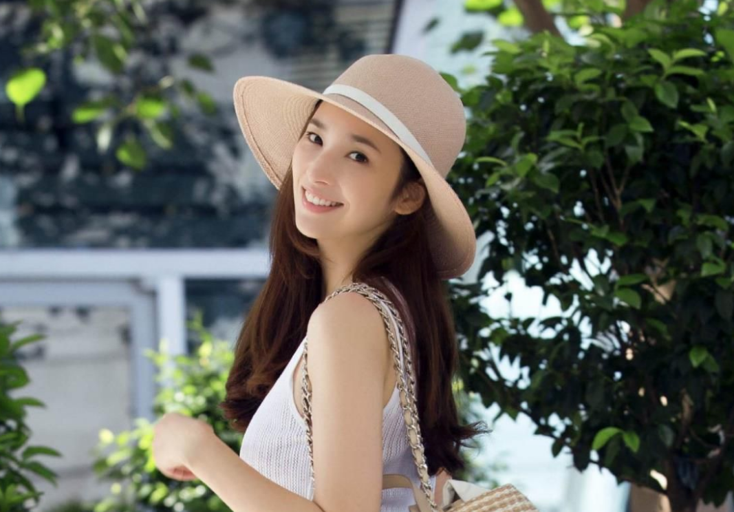 素素|6年生4子仍无缘豪门，吴佩慈当年有多风光，如今就有多狼狈