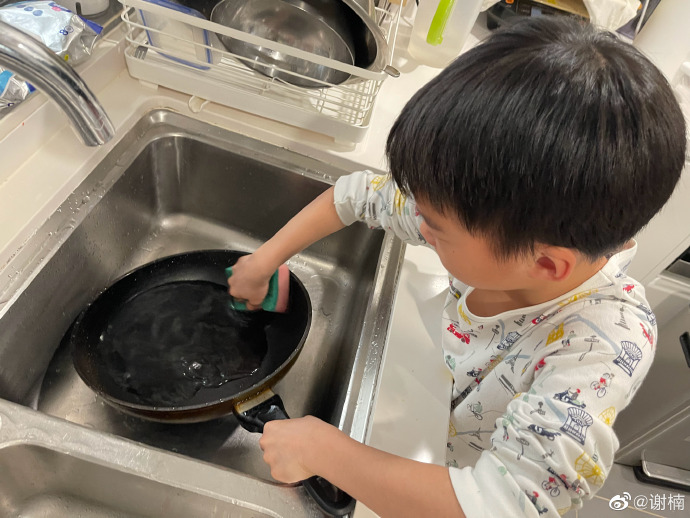 吴京|吴京8岁儿子穿着秋衣下厨,做完菜帮妈妈洗锅,谢楠开心晒图夸赞