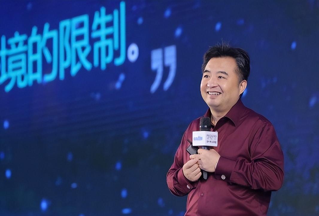 中国“反诈大师”翟山鹰:骗20亿后成功跑路,骗完再羞辱粉丝