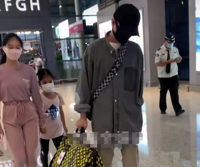 陈妍希|文章深夜牵女儿外出,穿36元上衣接地气,14岁爱马太清纯似陈妍希