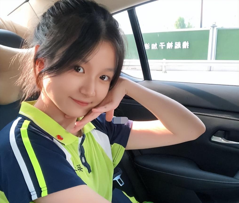 流行 “宽袍大袄鲶鱼须”在校园里流行,为何女生都喜欢这样穿?