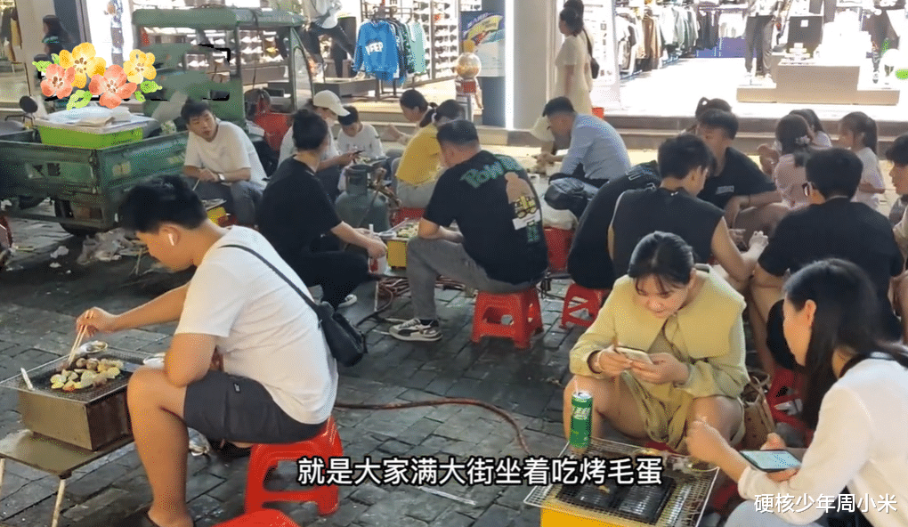 男子和异性吃饭被抓包,妻子大闹烧烤摊,丈夫却紧紧地护着女生
