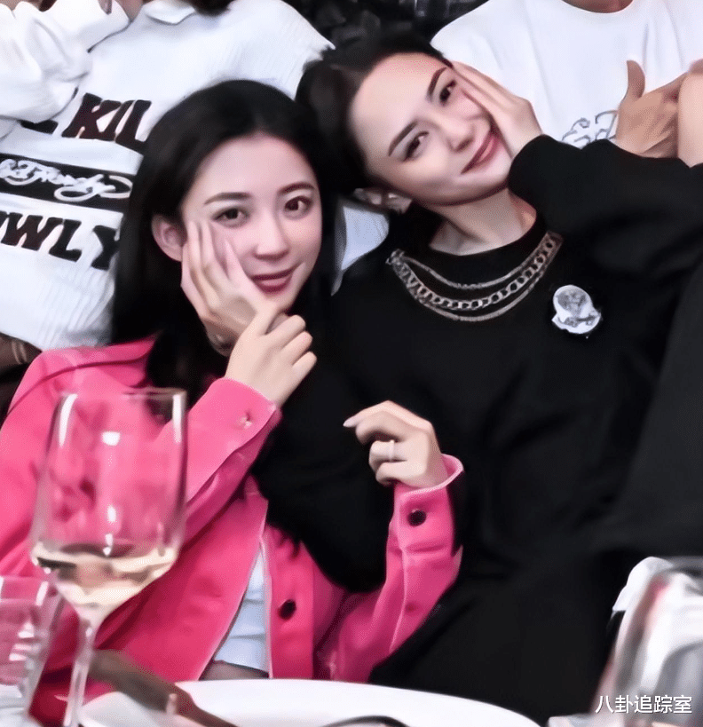 潘玮柏|潘玮柏娇妻人脉太广！与阿娇亲密摸脸，合影邓紫棋男友何猷君亲戚