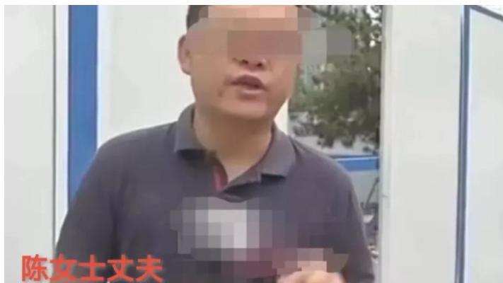 内蒙古呼和浩特，一男子闲来无事，在家摆弄老婆的手机