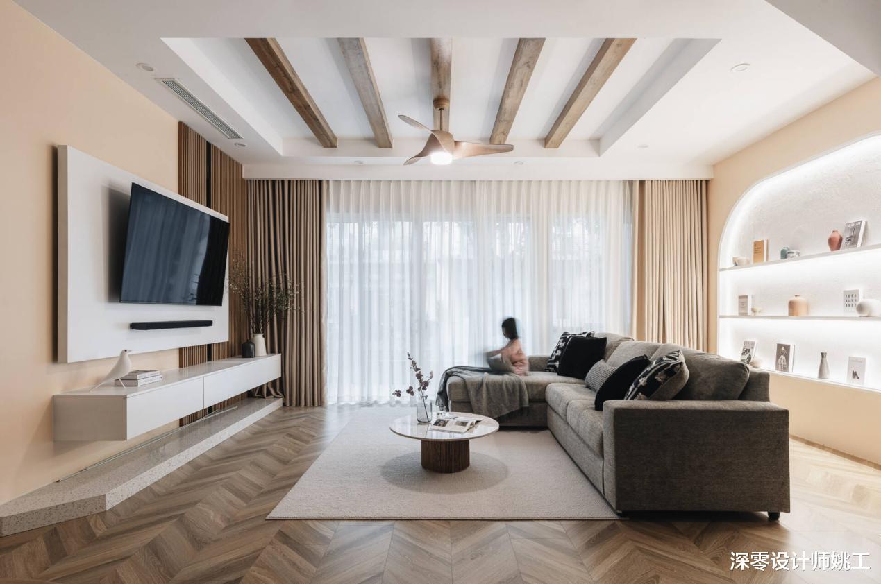 4口之家的210㎡豪宅,客厅沙发墙打造弧形隔板,凸显空间层次感